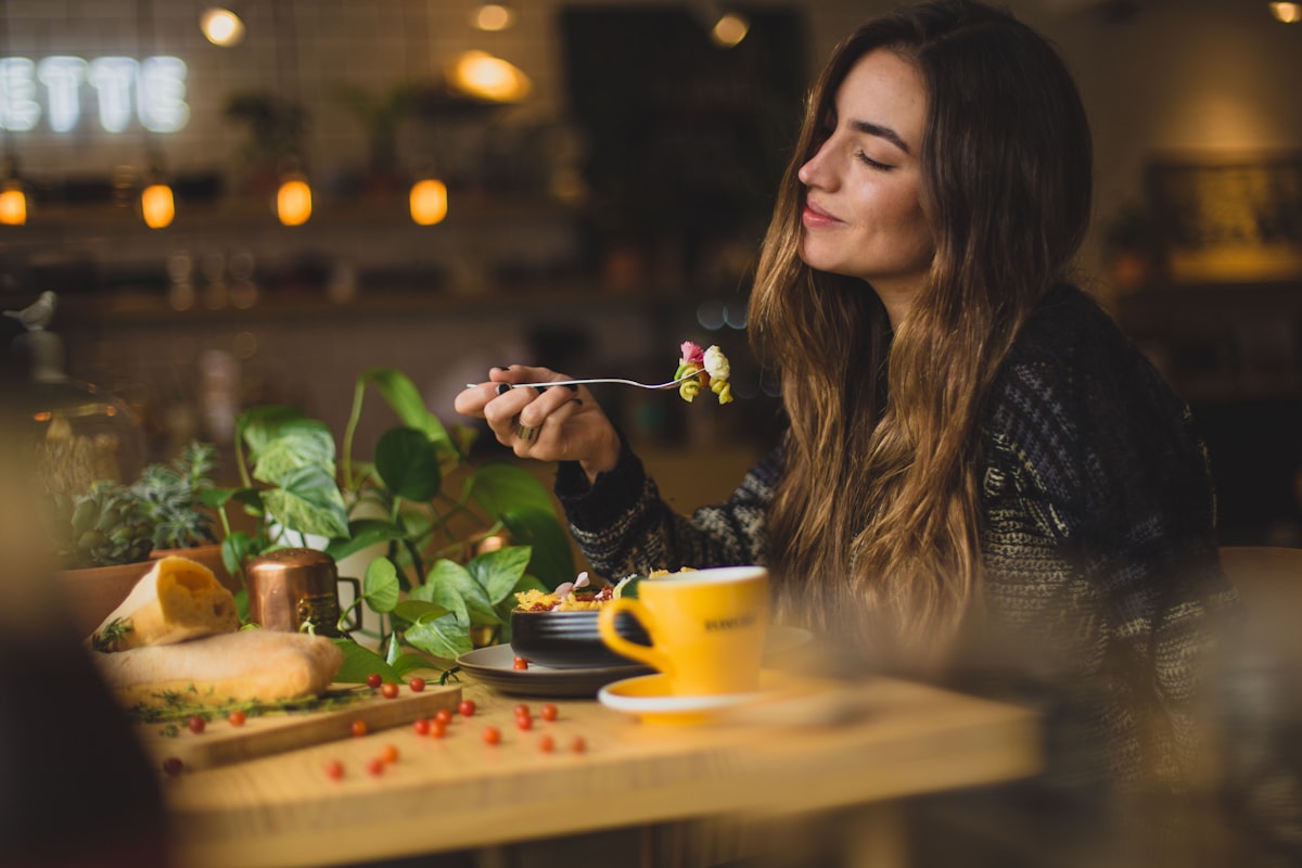 Cena romántica de verano en la terraza iluminada de un restaurante gourmet