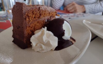 El broche de oro: Tartas artesanas y sobremesas de verano en Toledo