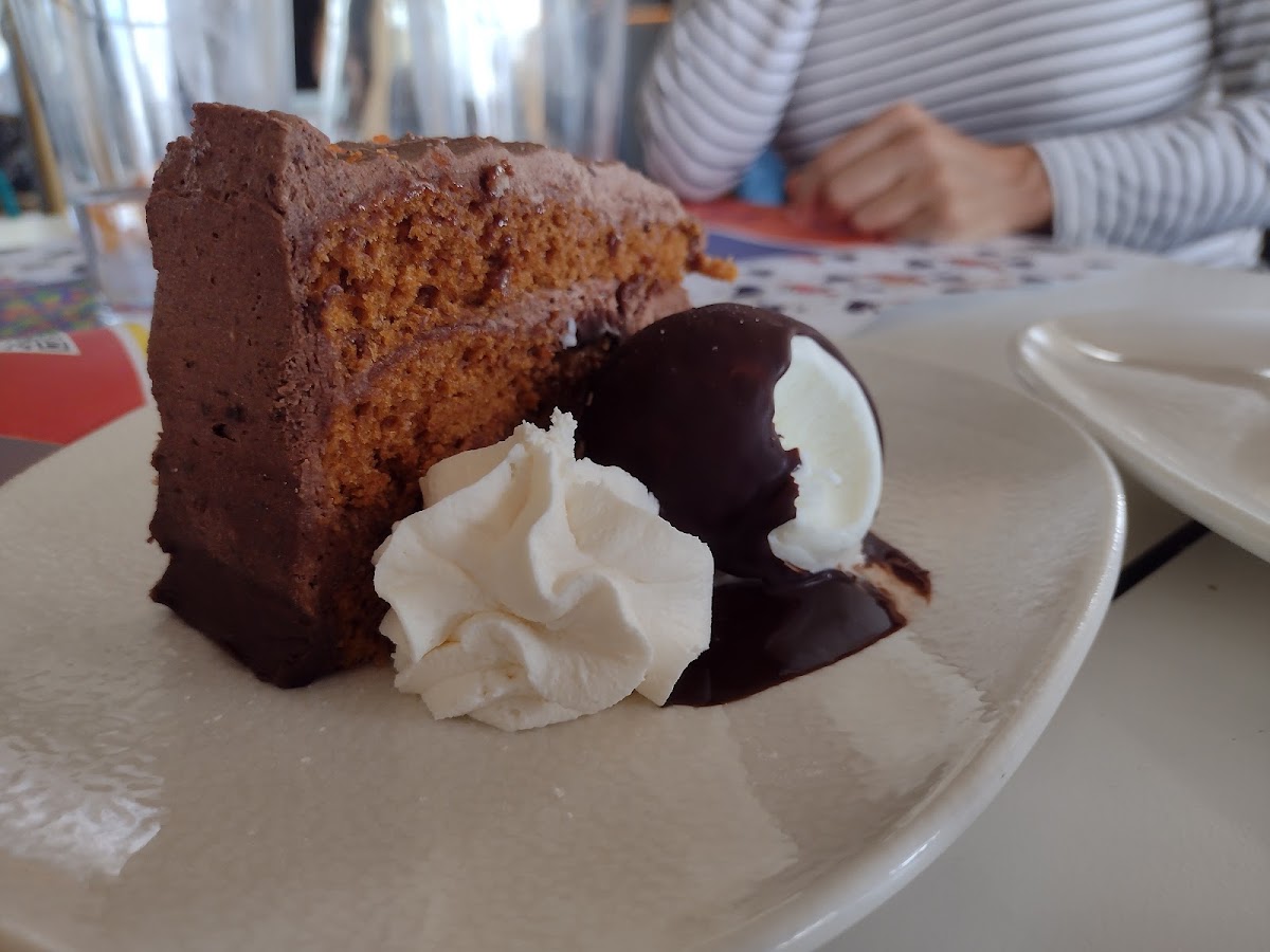 Nuestra cremosa e intensa Tarta Muerte por Chocolate servida con helado