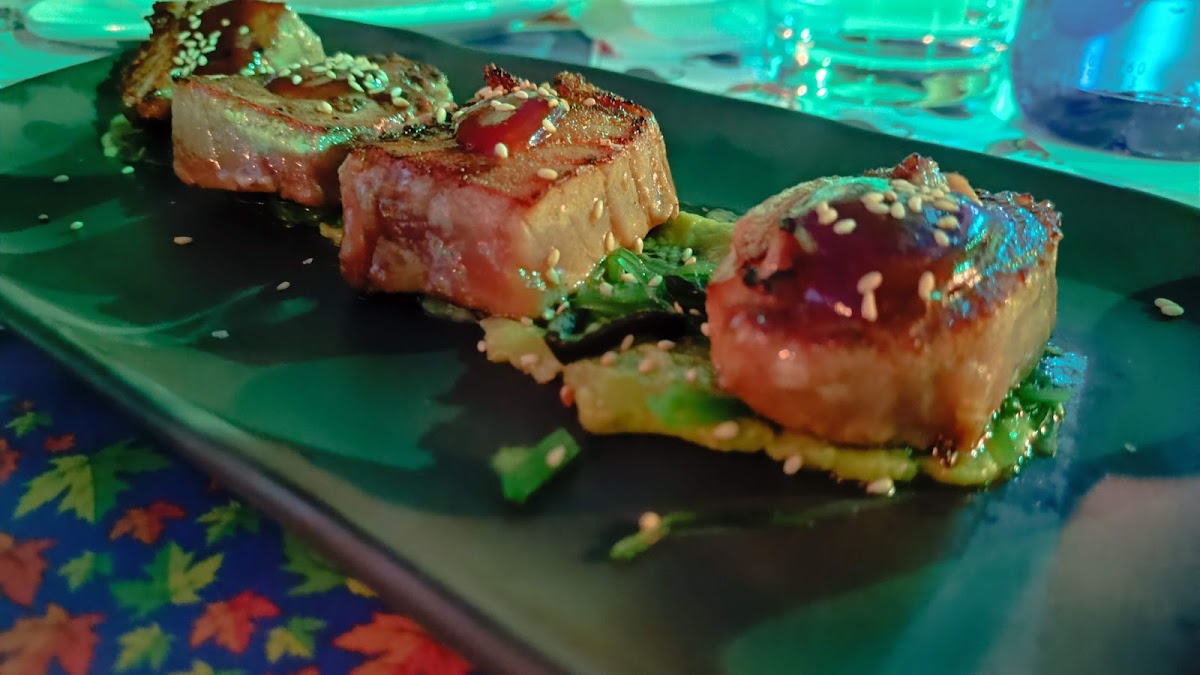 Nuestro espectacular Atún Marinado a la Plancha con ajetes y piparras