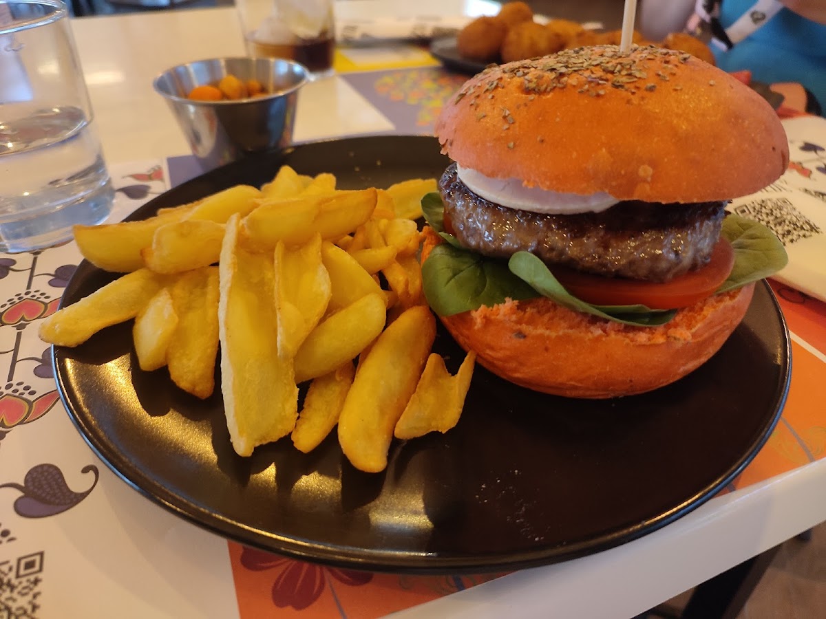 Nuestra Hamburguesa de Ciervo gourmet elaborada con carne de caza local